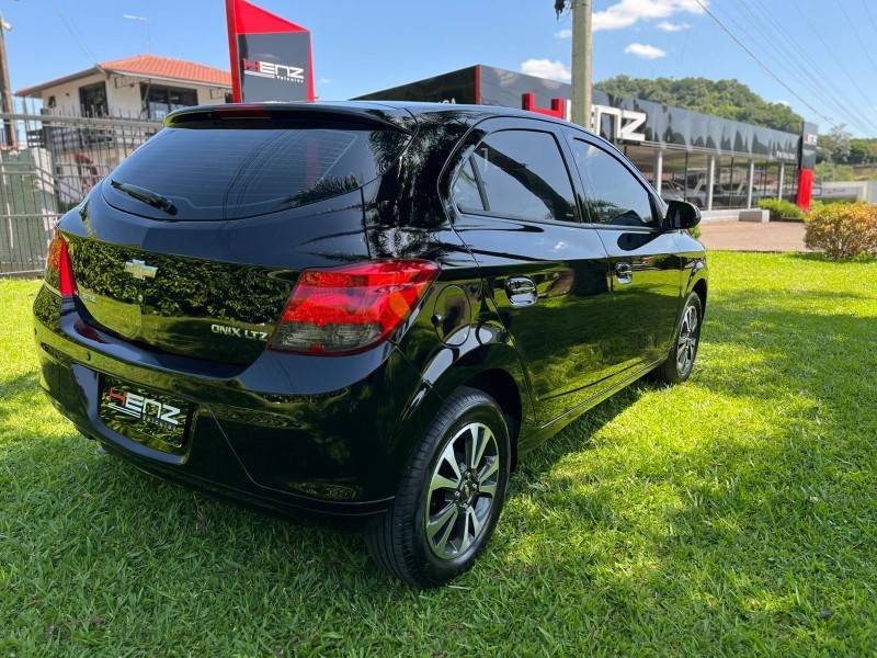 CHEVROLET - ONIX - 2016/2016 - Preta - Sob Consulta