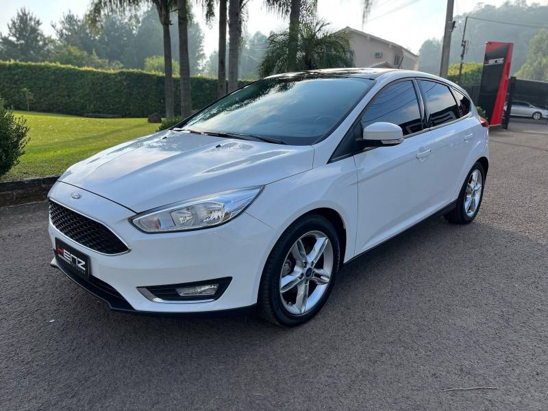 FORD - FOCUS - 2017/2018 - Branca - Sob Consulta