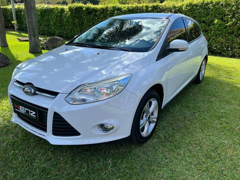 FORD - FOCUS - 2014/2015 - Branca - Sob Consulta