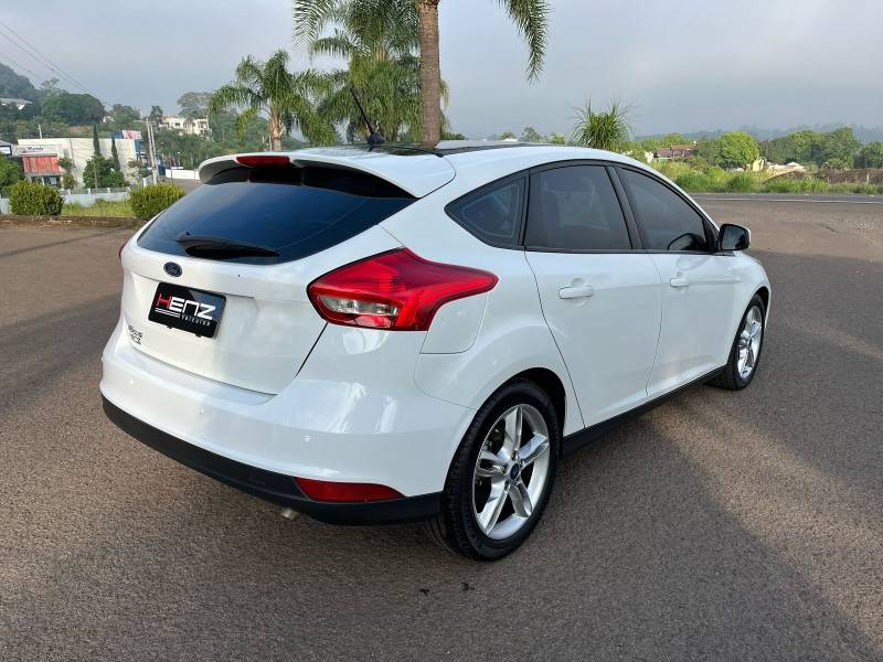 FORD - FOCUS - 2017/2018 - Branca - Sob Consulta