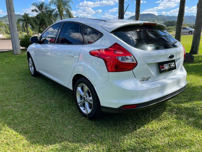FORD - FOCUS - 2014/2015 - Branca - Sob Consulta