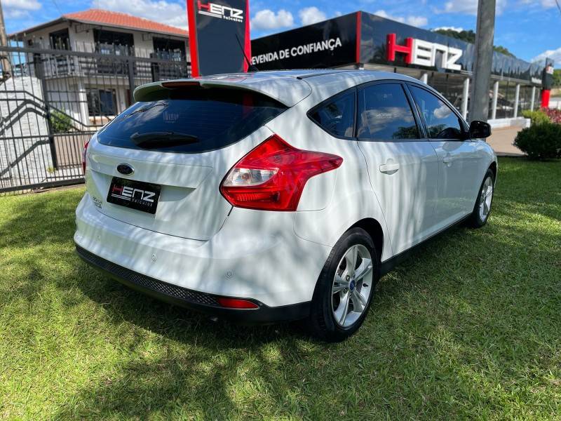 FORD - FOCUS - 2014/2015 - Branca - Sob Consulta