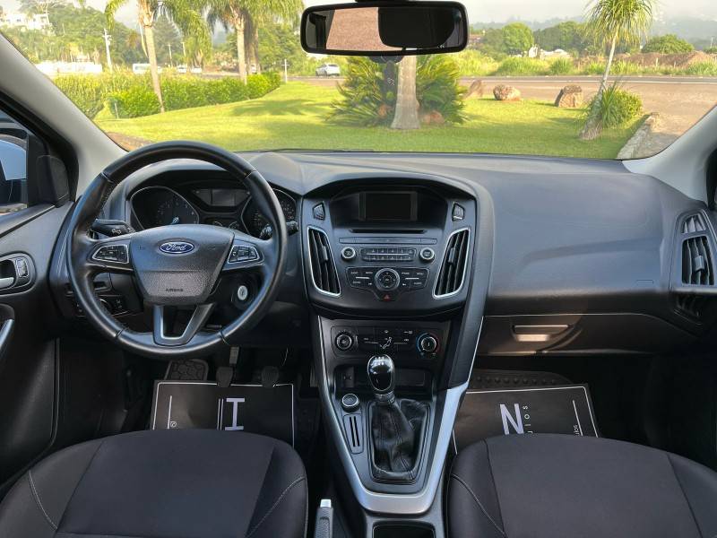 FORD - FOCUS - 2017/2018 - Branca - Sob Consulta