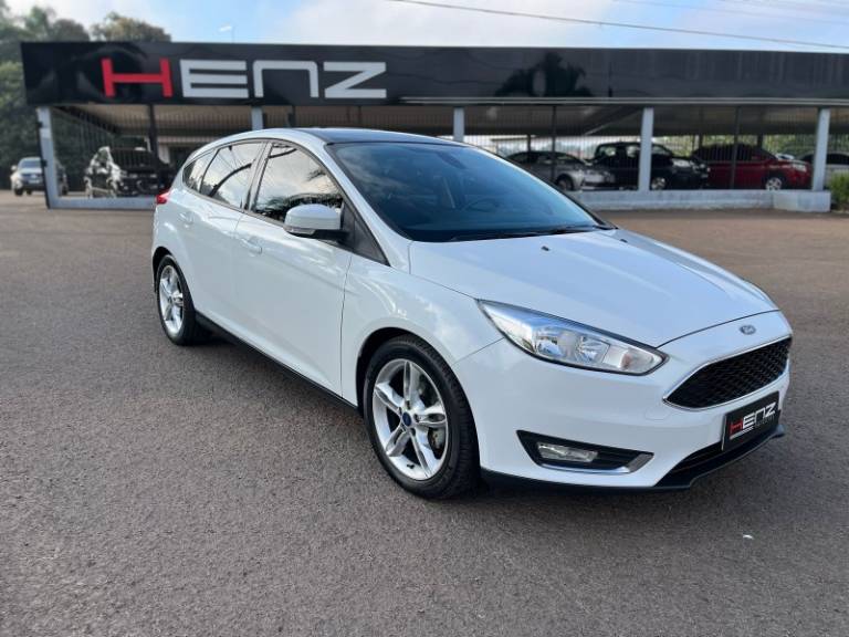 FORD - FOCUS - 2017/2018 - Branca - Sob Consulta